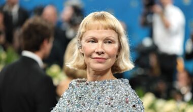Pamela Anderson, la parabola della bagnina sexy che oggi è vegana, non si trucca e attacca Trump e Salvini