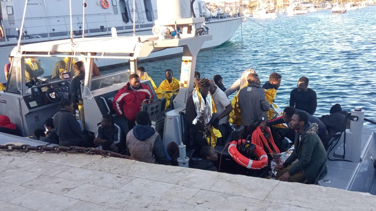 Migranti nei Cpr in Albania, Corte Ue: «Designazione Paesi sicuri deve essere valutata dai giudici». Palazzo Chigi replica: «Si tratta di responsabilità politiche»