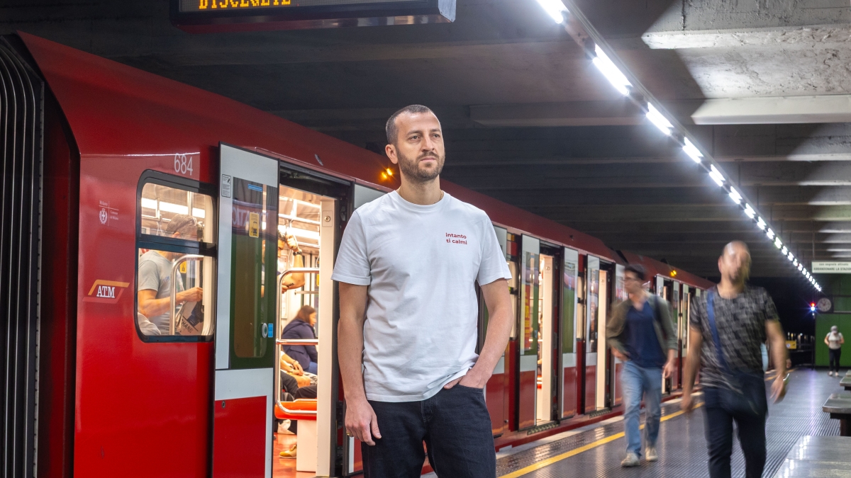 Diego Brus e il mantra sui social «Intanto ti calmi»: «Mi è uscito in un momento di burnout. Vi racconto i personaggi che mandano in sbatti(mento) i milanesi»