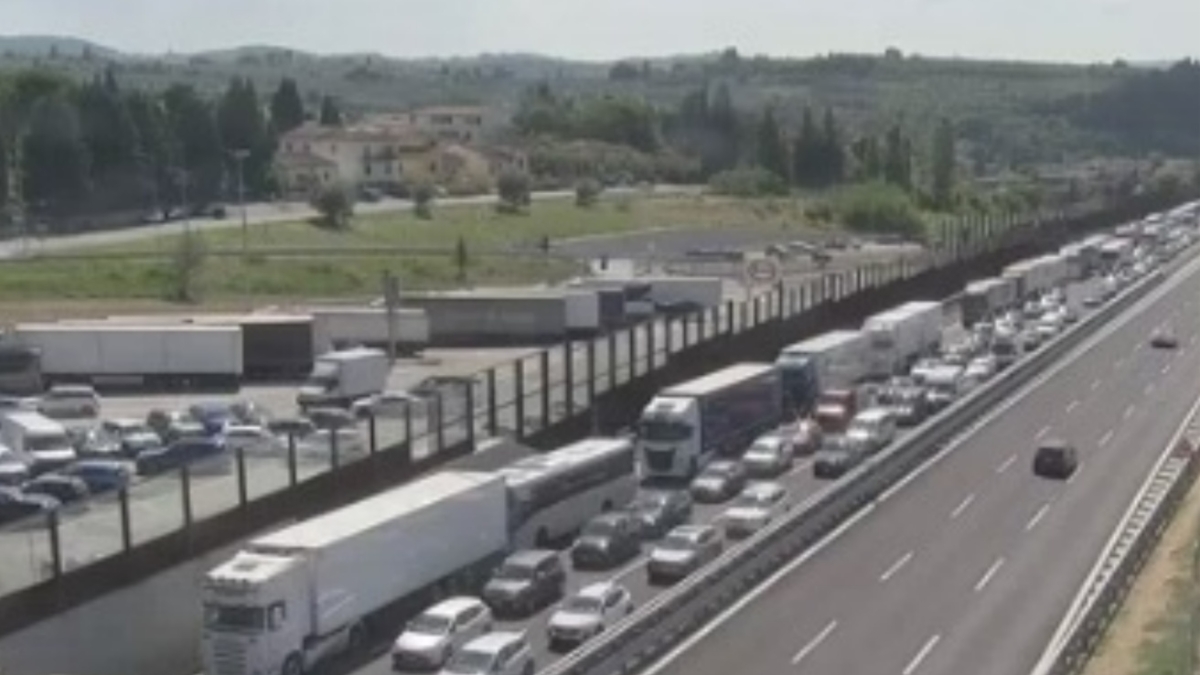 A1 chiusa, chilometri di coda per la rimozione della cisterna Gpl a fuoco. Riaperto un tratto tra Orte e Roma nord