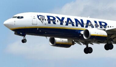 Ryanair, bonus agli addetti-spia sui bagagli fuori misura: il «no» delle associazioni dei consumatori