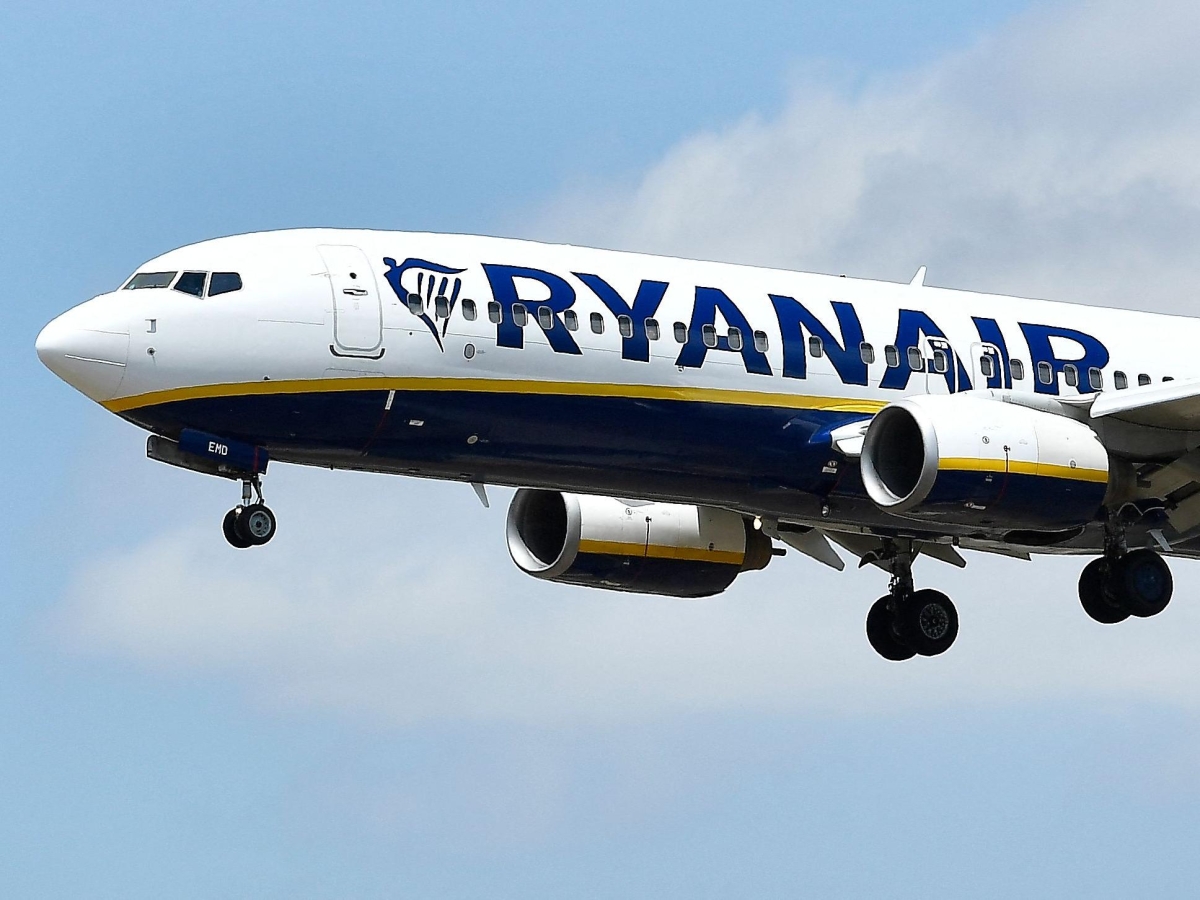 Ryanair, bonus agli addetti-spia sui bagagli fuori misura: il «no» delle associazioni dei consumatori
