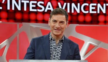 Marco Liorni compie 60 anni: gli inizi in radio, da ragazzo ha lavorato come bagnino, gli anni come inviato del Grande Fratello, 7 segreti