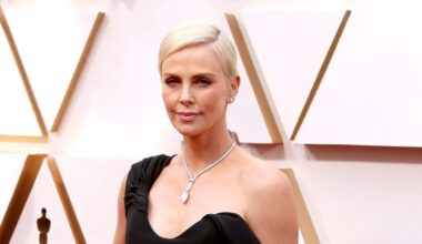 Charlize Theron compie 50 anni: il trauma familiare vissuto a 15 anni, lo spot per Martini, l'Oscar nel 2004, 7 segreti