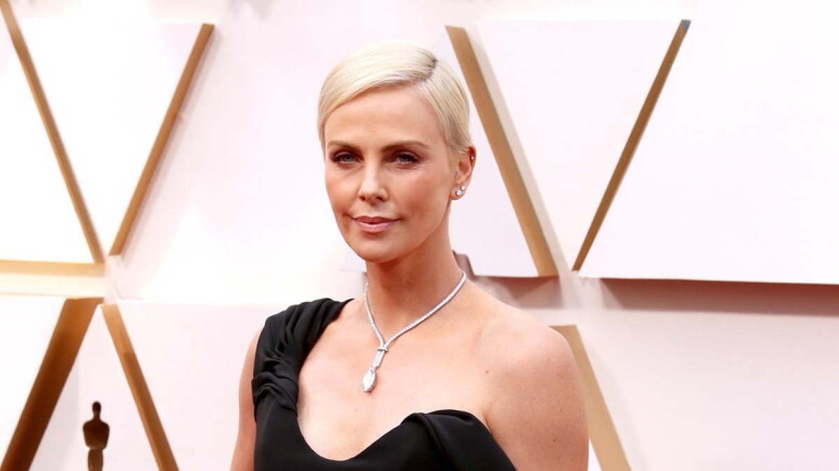 Charlize Theron compie 50 anni: il trauma familiare vissuto a 15 anni, lo spot per Martini, l'Oscar nel 2004, 7 segreti