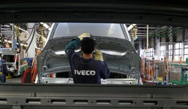 Elkann cede Iveco agli indiani e incassa 5,5 miliardi. Tata: «Non lasceremo questa città». Ma a Torino monta la preoccupazione
