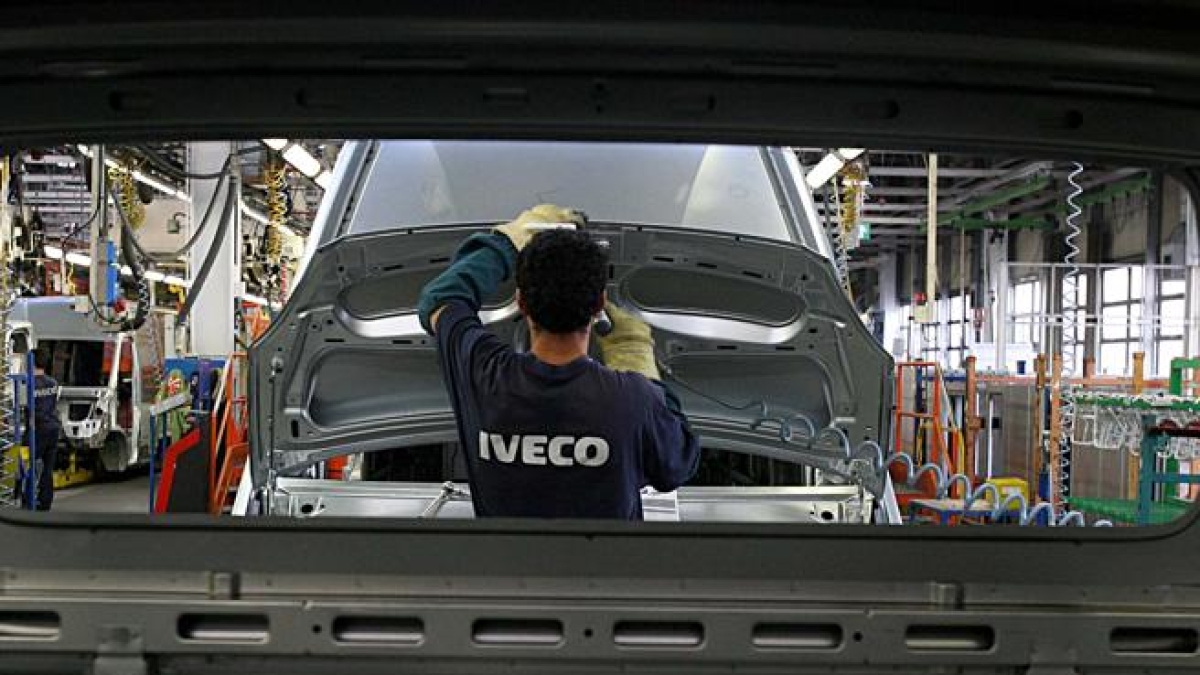 Elkann cede Iveco agli indiani e incassa 5,5 miliardi. Tata: «Non lasceremo questa città». Ma a Torino monta la preoccupazione