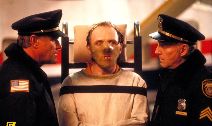 Anthony Hopkins prende in giro la maschera elastica per il viso di Kim Kardashian in stile «Hannibal»