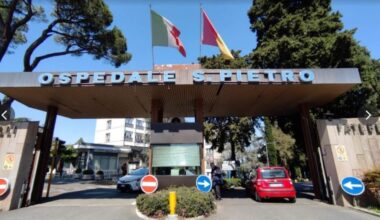 All'Ospedale San Pietro in via Cassia spunta un cartello: «I tagli al budget riducono posti in convenzione, non dateci la colpa»