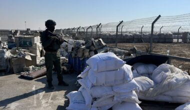 Viaggio a Gaza, nel deposito blindato con il cibo che cuoce al sole. E Israele incolpa l’Onu