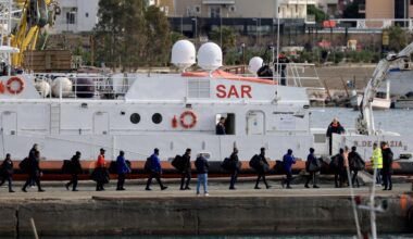 Migranti, il governo accelera sui rimpatri. Nuovo scontro governo-giudici sui centri in Albania