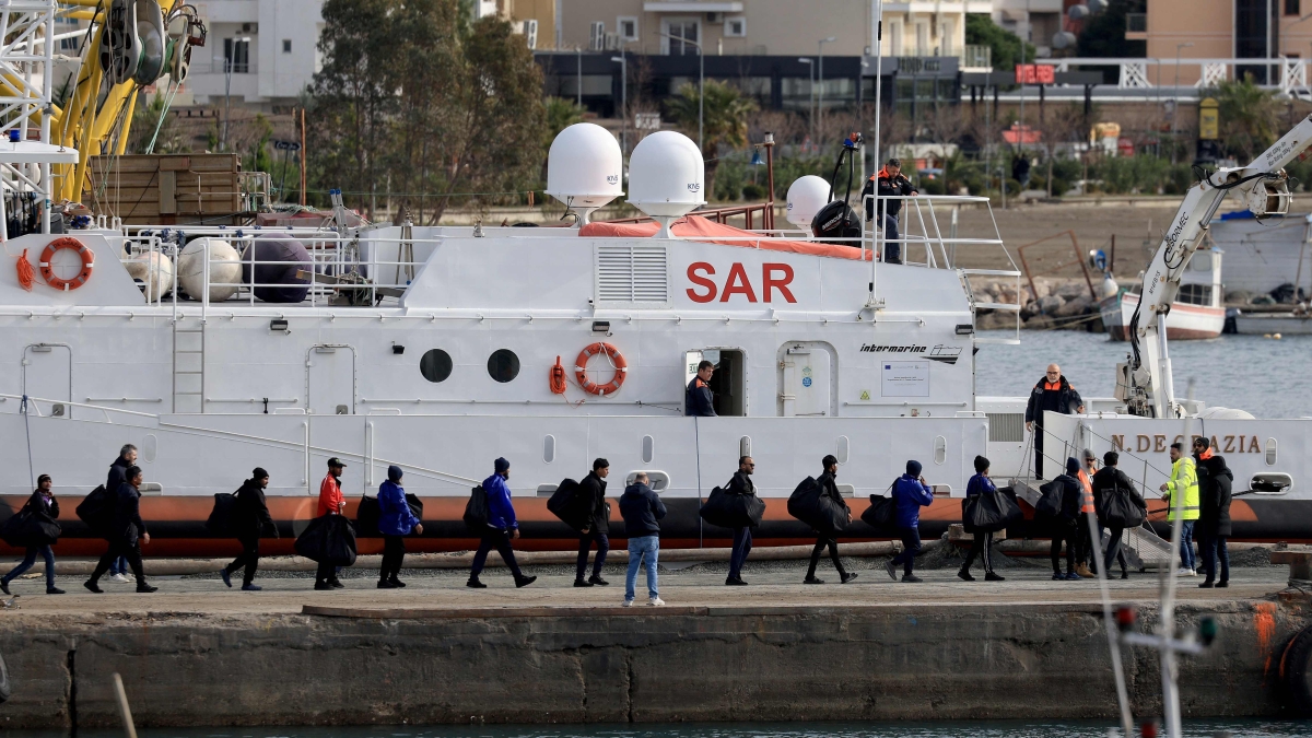 Migranti, il governo accelera sui rimpatri. Nuovo scontro governo-giudici sui centri in Albania