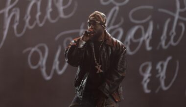 Kendrick Lamar, la star del rap Usa, ipnotizza i 60 mila dell'Olimpico tra auto d'epoca, fuochi artificiali e omaggi alla vecchia guardia