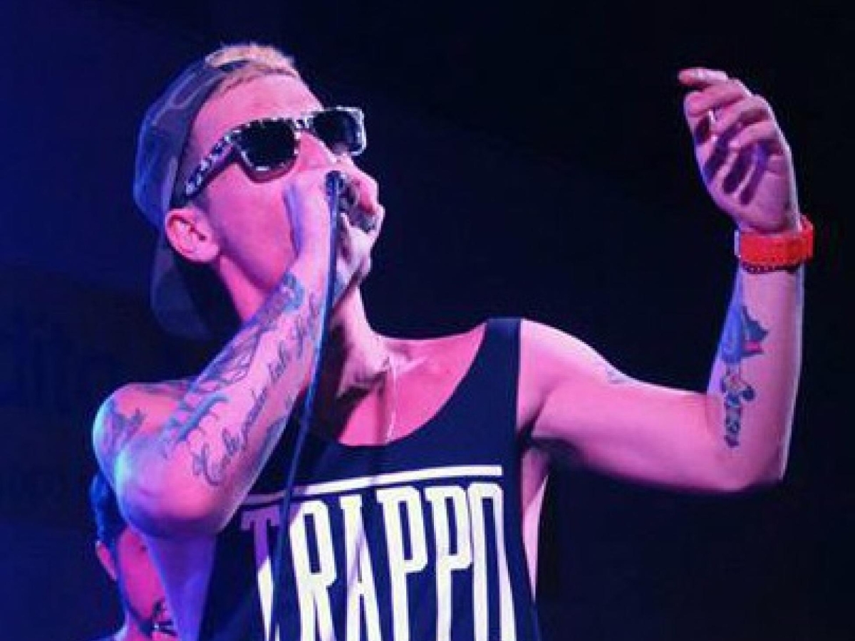 Jesto, il rapper morto per un «colpo al cuore». Il ricordo del fratello e la polemica con Fedez