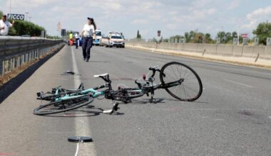 Morti tre ciclisti investiti da un'auto