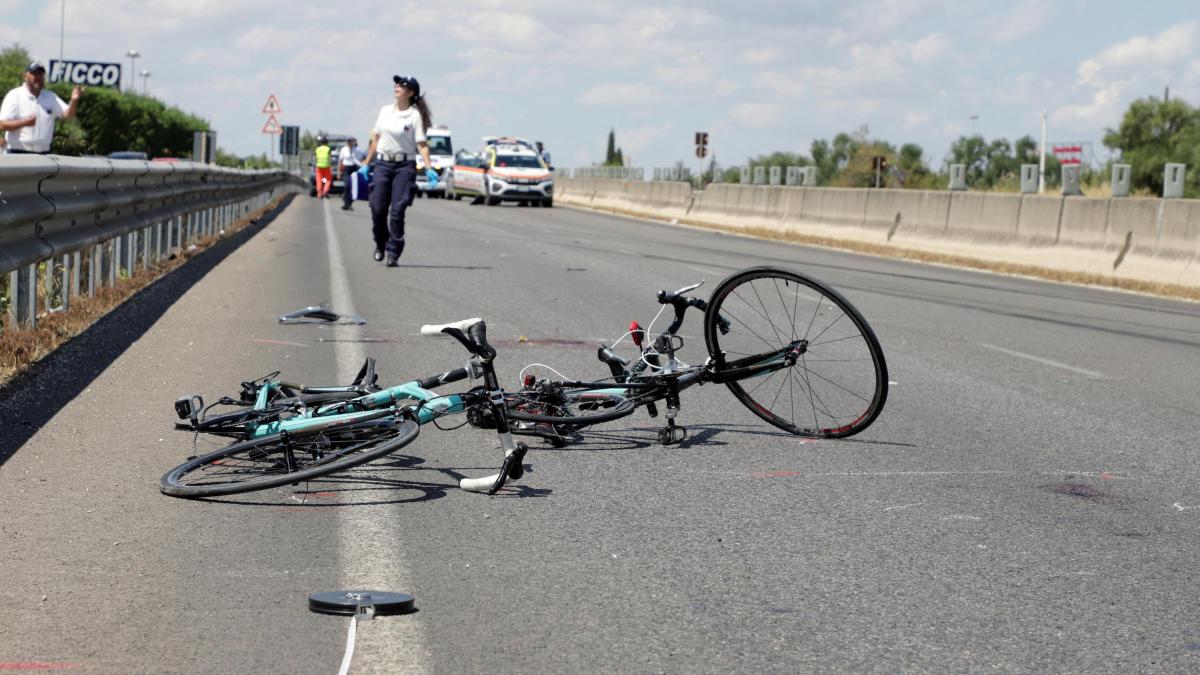 Morti tre ciclisti investiti da un'auto
