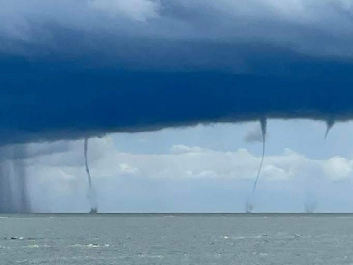 Tre trombe marine sorprendono i turisti in spiaggia: «Uno spettacolo naturale»