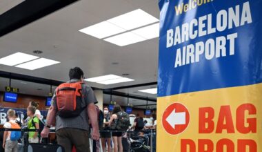 Il figlio di 10 anni ha il passaporto scaduto, i genitori lo lasciano da solo in aeroporto per andare in vacanza: fermati