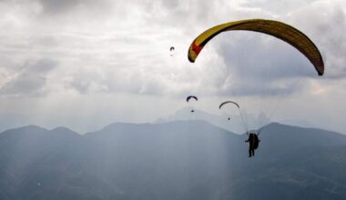 Precipita con il parapendio, morta una pilota in Valle d’Aosta. La vittima è una piemontese di 24 anni