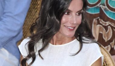 Letizia regina di stile e di semplicità (chic). Mostra come si indossa il bianco colore dell'estate