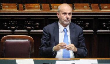 Disforia di genere e minori, nasce il registro per l'utilizzo del farmaco che blocca la pubertà. Rinviato lo scudo penale per i medici
