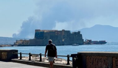 Napoli, incendio tra Pompei e Scafati, brucia un capannone: colonna di fumo nero visibile anche da Napoli