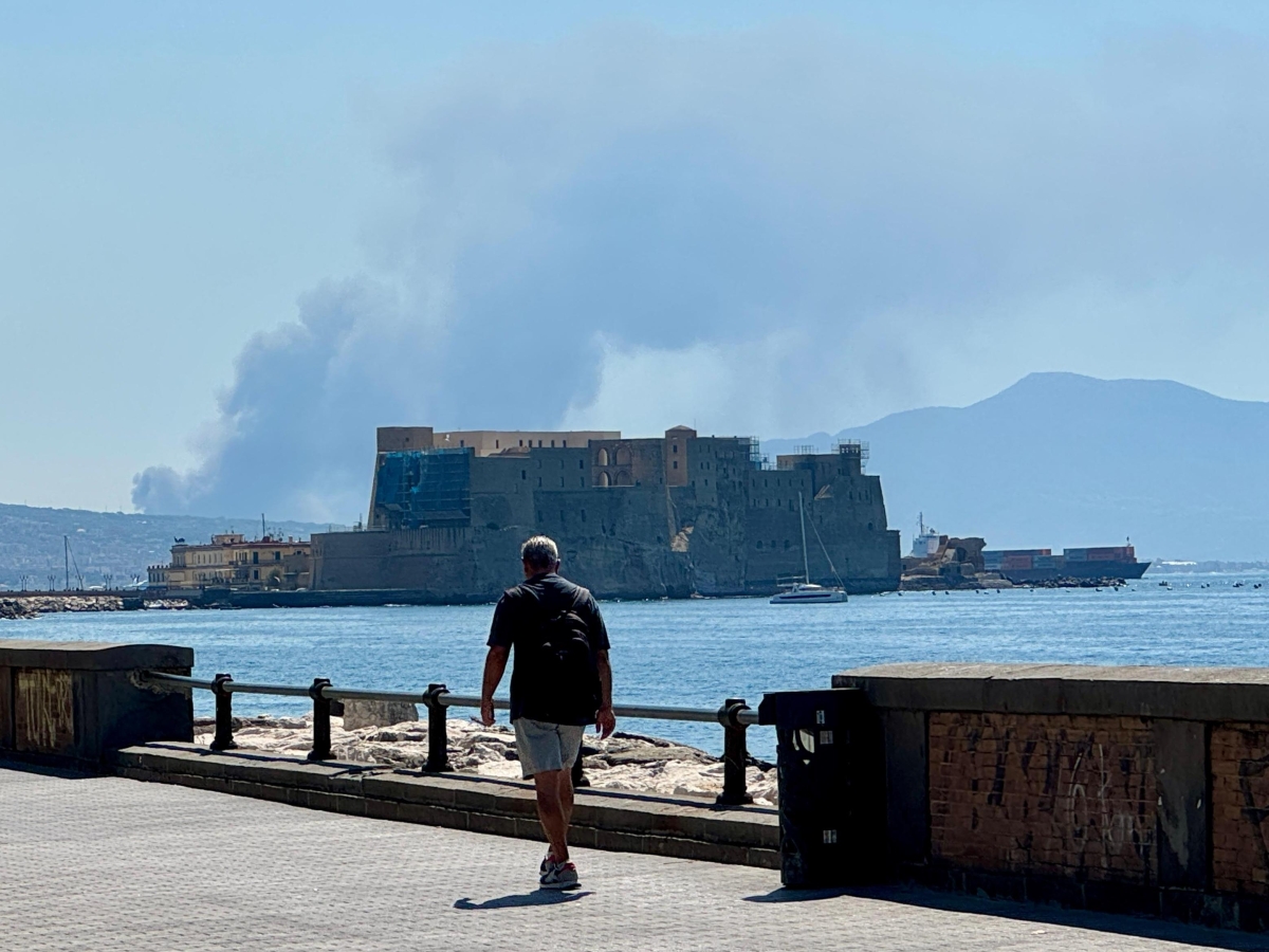 Napoli, incendio tra Pompei e Scafati, brucia un capannone: colonna di fumo nero visibile anche da Napoli