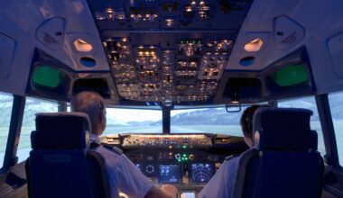 Fino a 60 ore a settimana, i due pasti, gli stipendi (da 30 a 500mila euro): com'è la vita di un pilota d'aereo