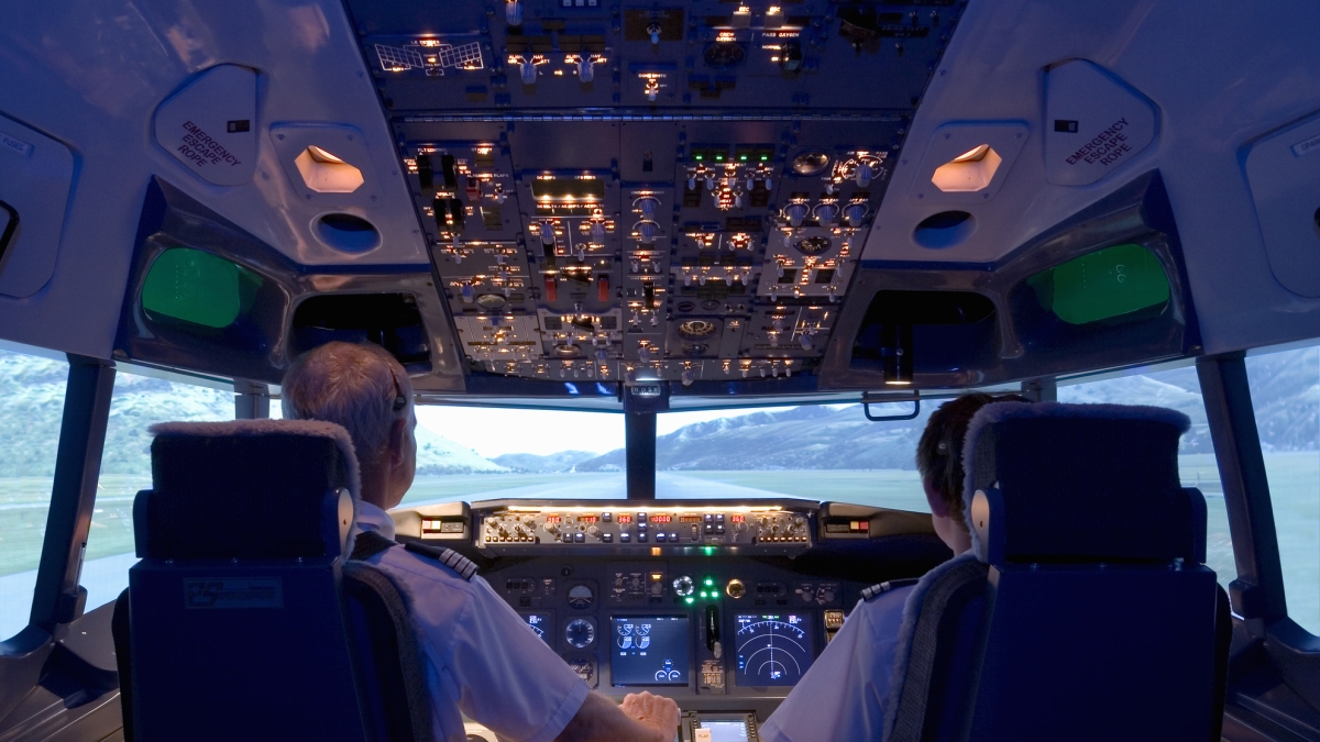 Fino a 60 ore a settimana, i due pasti, gli stipendi (da 30 a 500mila euro): com'è la vita di un pilota d'aereo