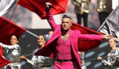 L'uomo veste in rosa. La pink-mania ha contagiato le star. Da Robbie Williams (da 10) a Timothée Chalamet (che ha lanciato il trend)
