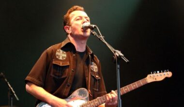 Joe Strummer avrebbe 73 anni: il padre diplomatico, le origini del nome d’arte, 10 segreti