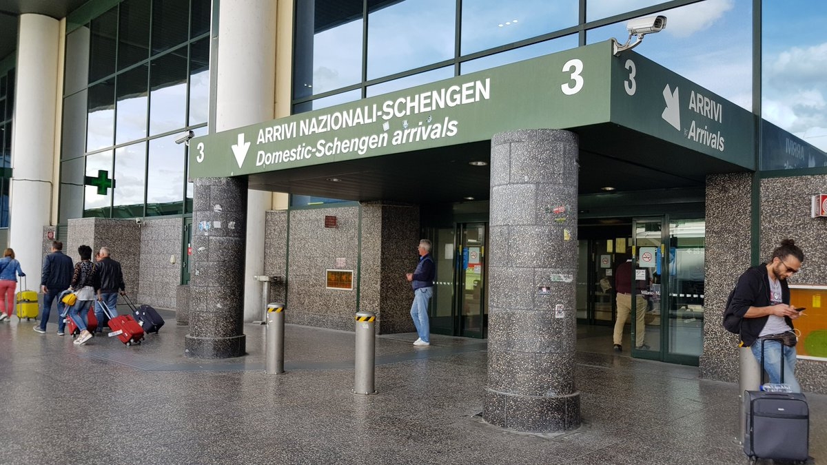 «Mamma ho sbagliato aereo»: 15enne inglese autistico sale sul volo sbagliato e anziché a Londra si ritrova a Malpensa