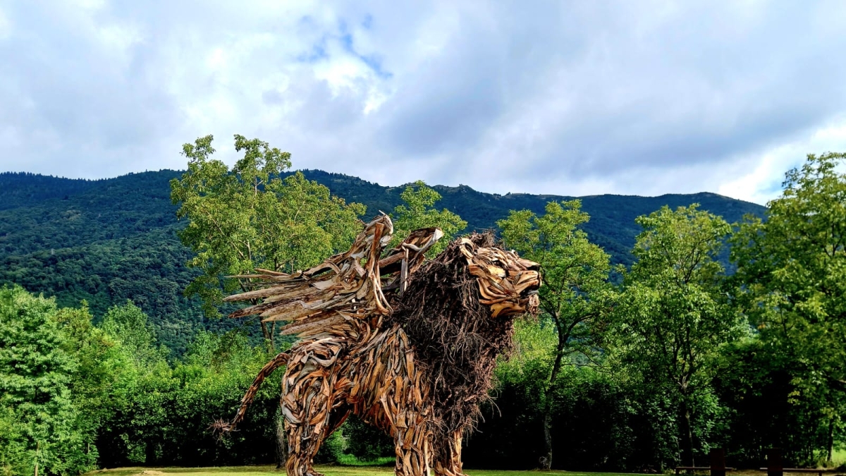 Il leone alato di Martalar, la nuova scultura con il legno di Vaia sulle Colline del Prosecco: «Alto sette metri, la criniera è fatta di tralci di vite»