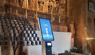 Pagamenti digitali in chiesa: per l’offerta con il pos arriva il «totem» in 100 chiese (anche ad Assisi e Sant’Ambrogio)