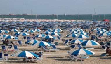 Ombrelloni vuoti e troppo cari, i turisti «fuggono» dalla Liguria. I lidi si salvano solo nel weekend