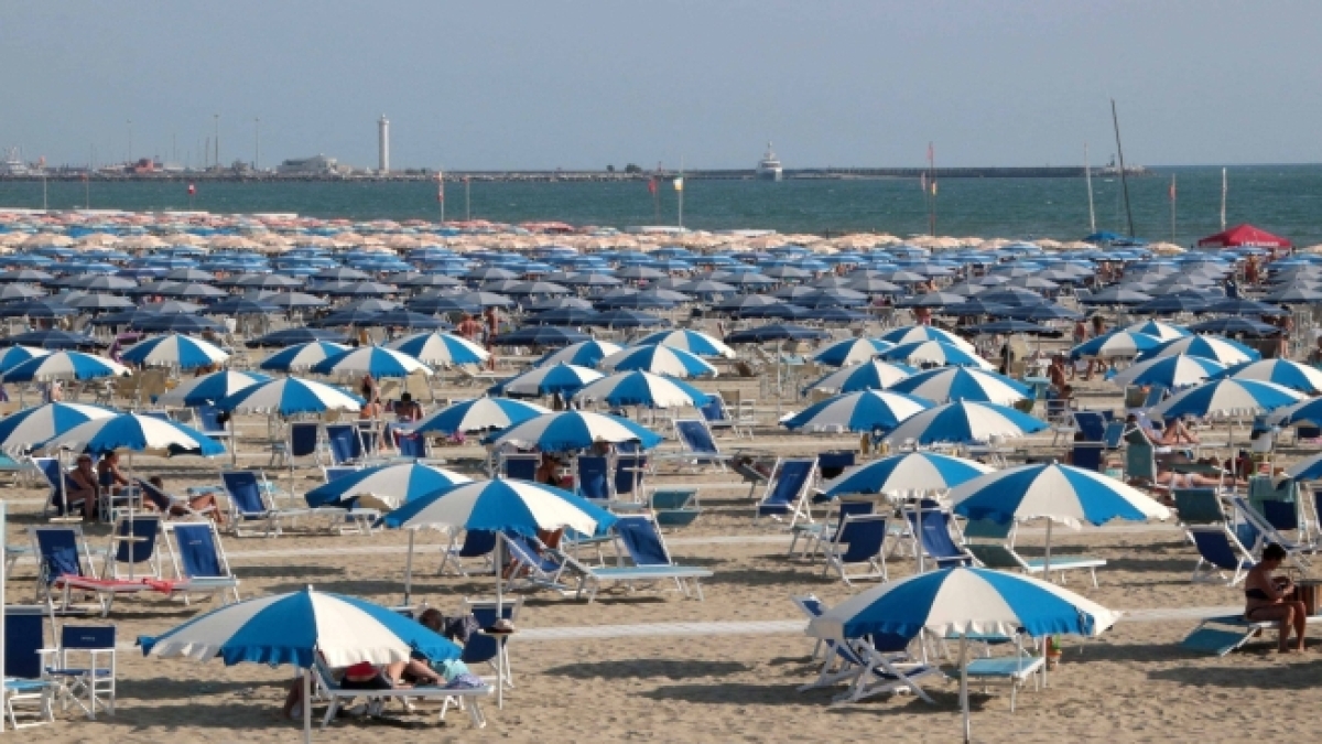 Ombrelloni vuoti e troppo cari, i turisti «fuggono» dalla Liguria. I lidi si salvano solo nel weekend