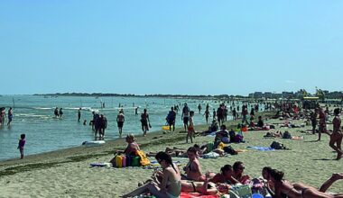Spiagge, la crisi senza fine di Sottomarina: tavolini vuoti e parcheggi liberi. «Non si fanno investimenti dagli anni '90, qui nessuno parla inglese. È agosto ma sembra giugno»