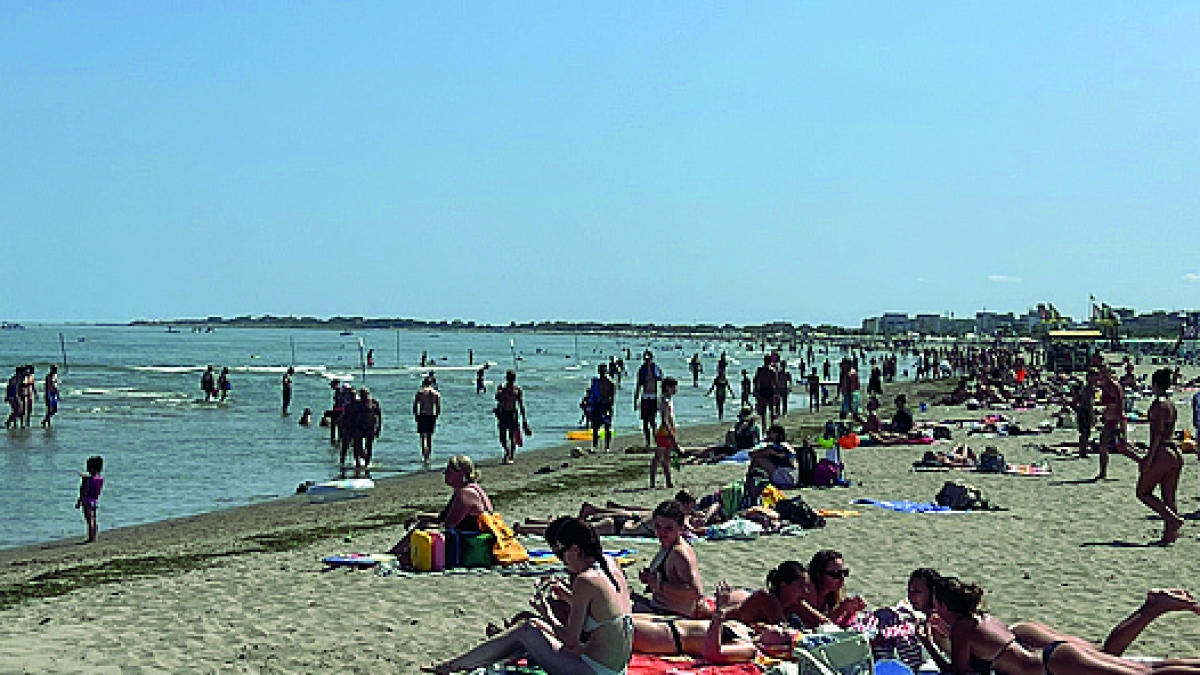 Spiagge, la crisi senza fine di Sottomarina: tavolini vuoti e parcheggi liberi. «Non si fanno investimenti dagli anni '90, qui nessuno parla inglese. È agosto ma sembra giugno»