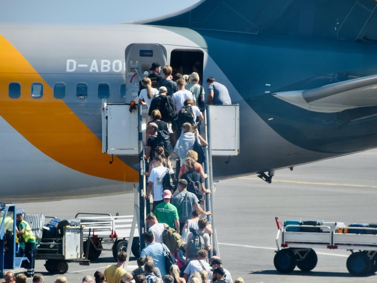 Voli, l’anomalia di agosto 2025: più si prenota vicino alla partenza e meno si paga