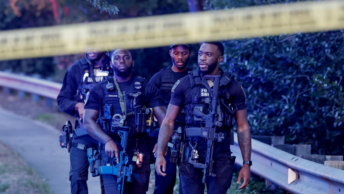 Atlanta, spari e panico al Centro di controllo delle malattie: cecchino uccide un poliziotto e poi viene trovato morto