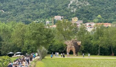 Leone alato di Martalar, sosta selvaggia, caos e minacce di ruote bucate ai visitatori. L'appello social dello scultore di Vaia: «Non create disagi»