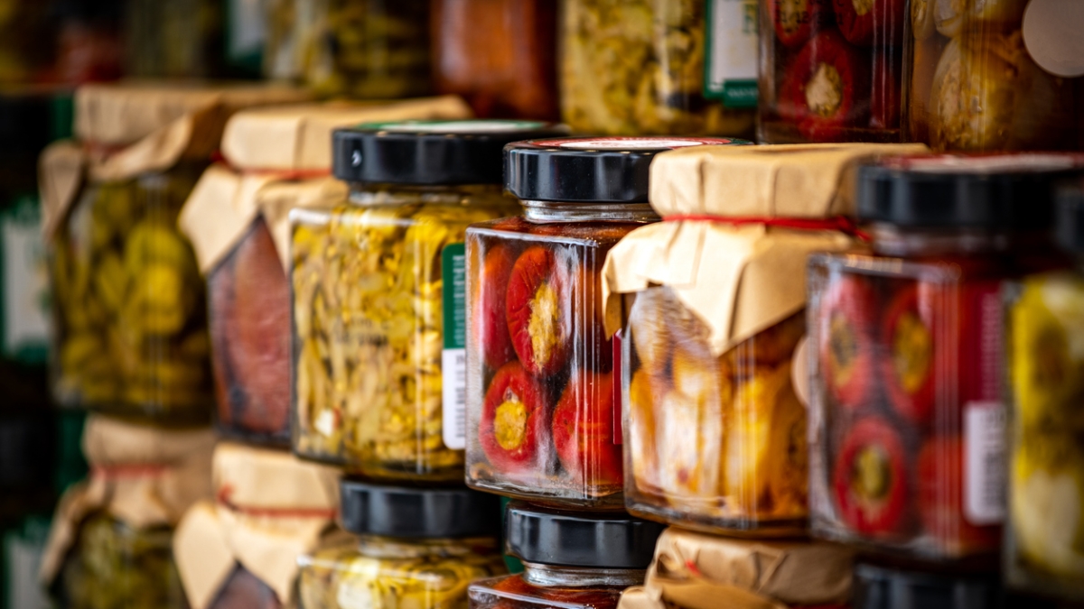Botulino, come conservare bene i sottoli (anche quelli acquistati al supermercato) per evitare incidenti: i consigli dell'esperto