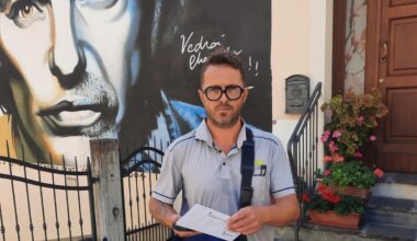 Il postino di Vasco Rossi: «Gli mandano canzoni sperando che le ascolti, lettere d'amore, regali e tante cartoline dalle vacanze»