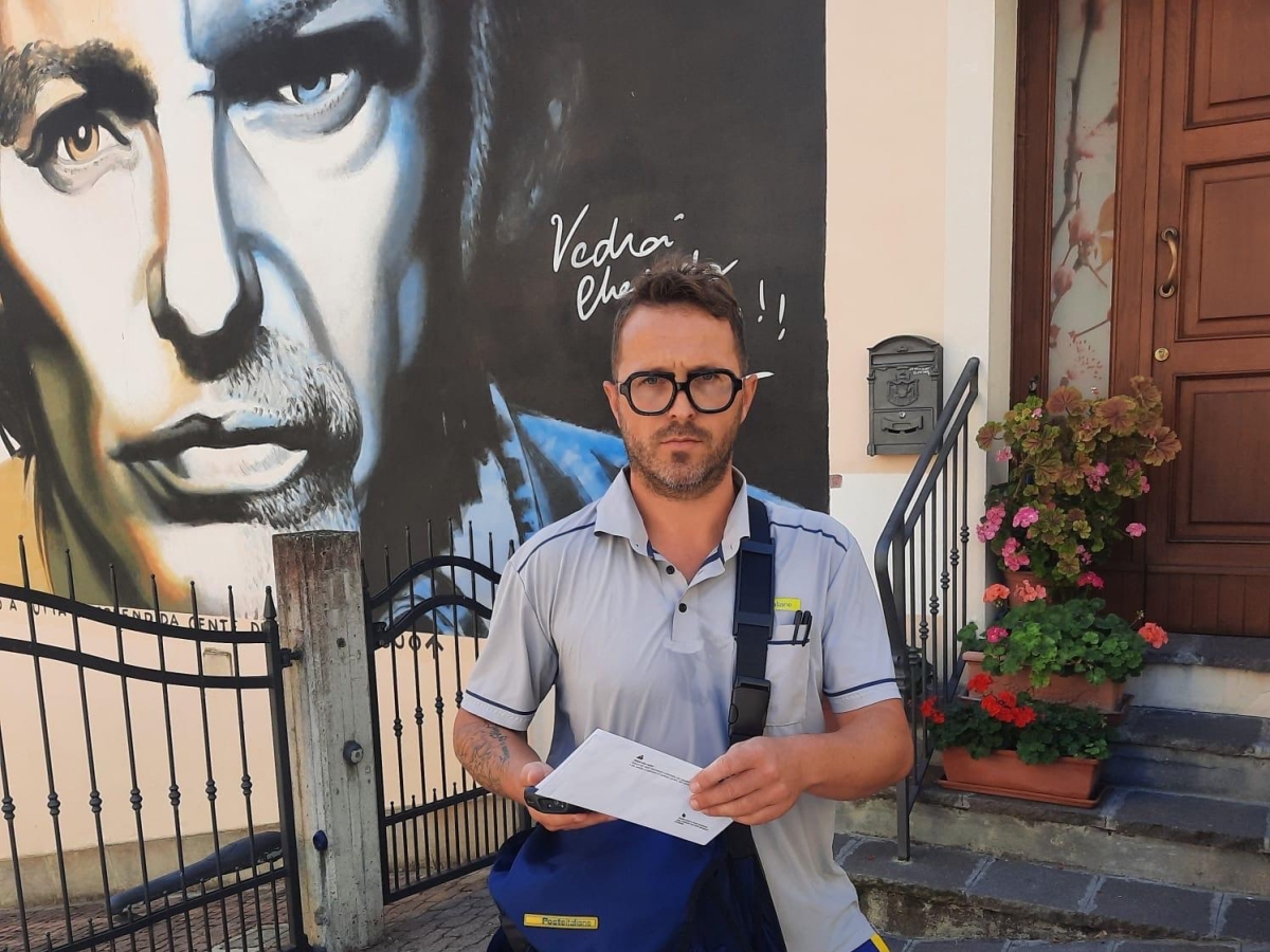 Il postino di Vasco Rossi: «Gli mandano canzoni sperando che le ascolti, lettere d'amore, regali e tante cartoline dalle vacanze»