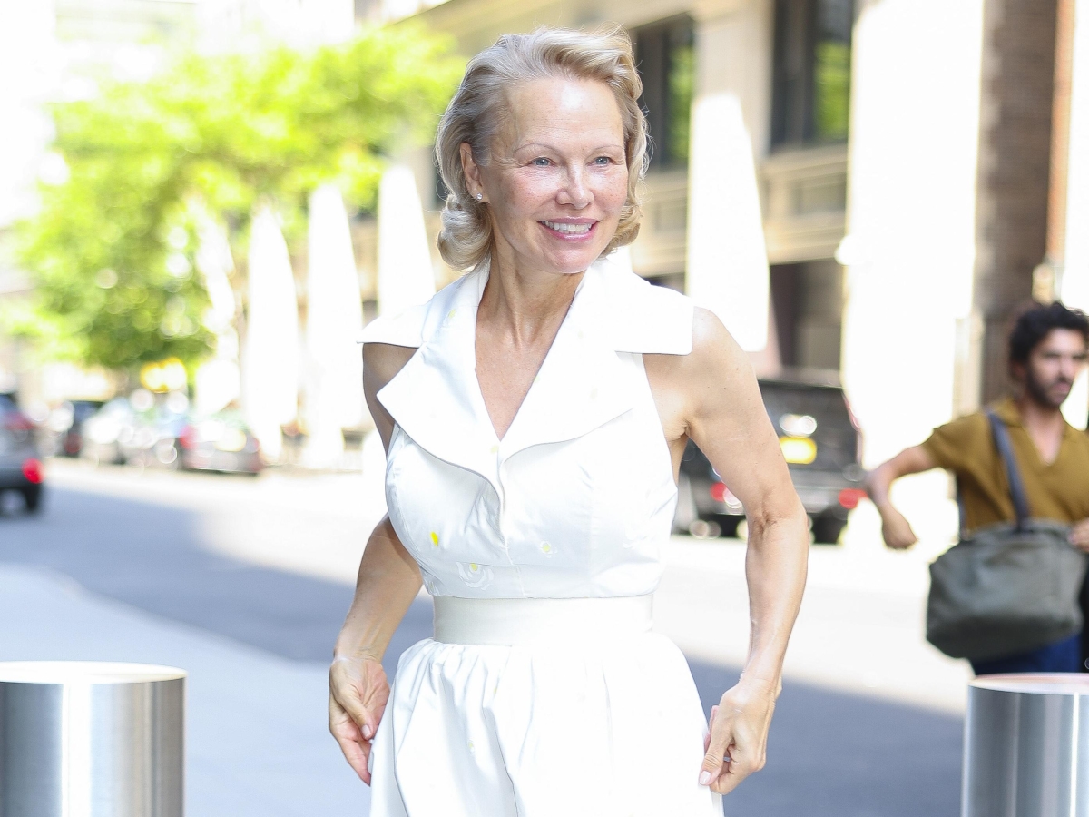 Pamela Anderson, il suo stile acqua e sapone fa tendenza. «Le foto sui social mostrano le persone che non siamo »