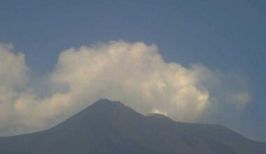Eruzione Etna, colata lavica a 3.000 metri: si apre una nuova bocca effusiva. Allerta arancione per i voli