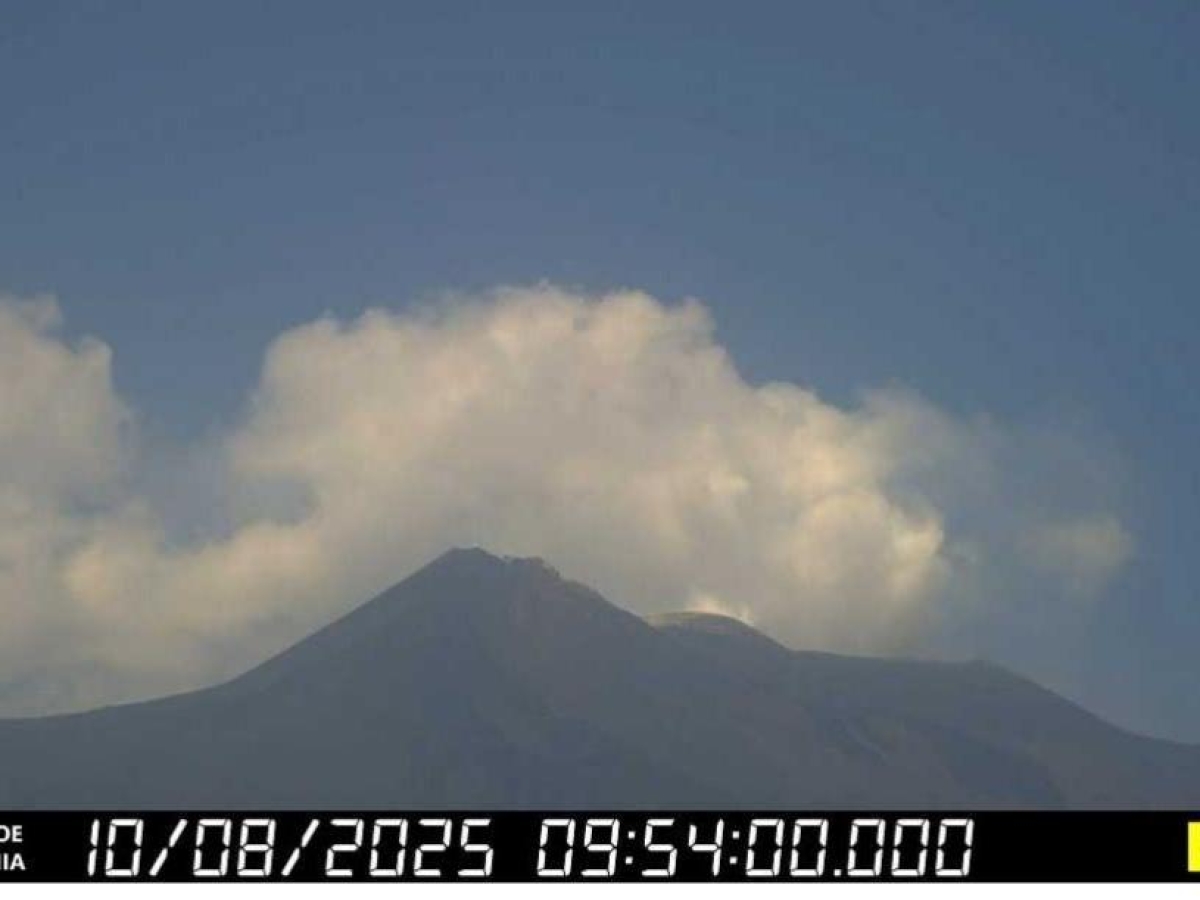 Eruzione Etna, colata lavica a 3.000 metri: si apre una nuova bocca effusiva. Allerta arancione per i voli