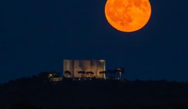 La luna rossa illumina Castel del Monte: lo scatto scelto dalla Bbc fa il giro del mondo