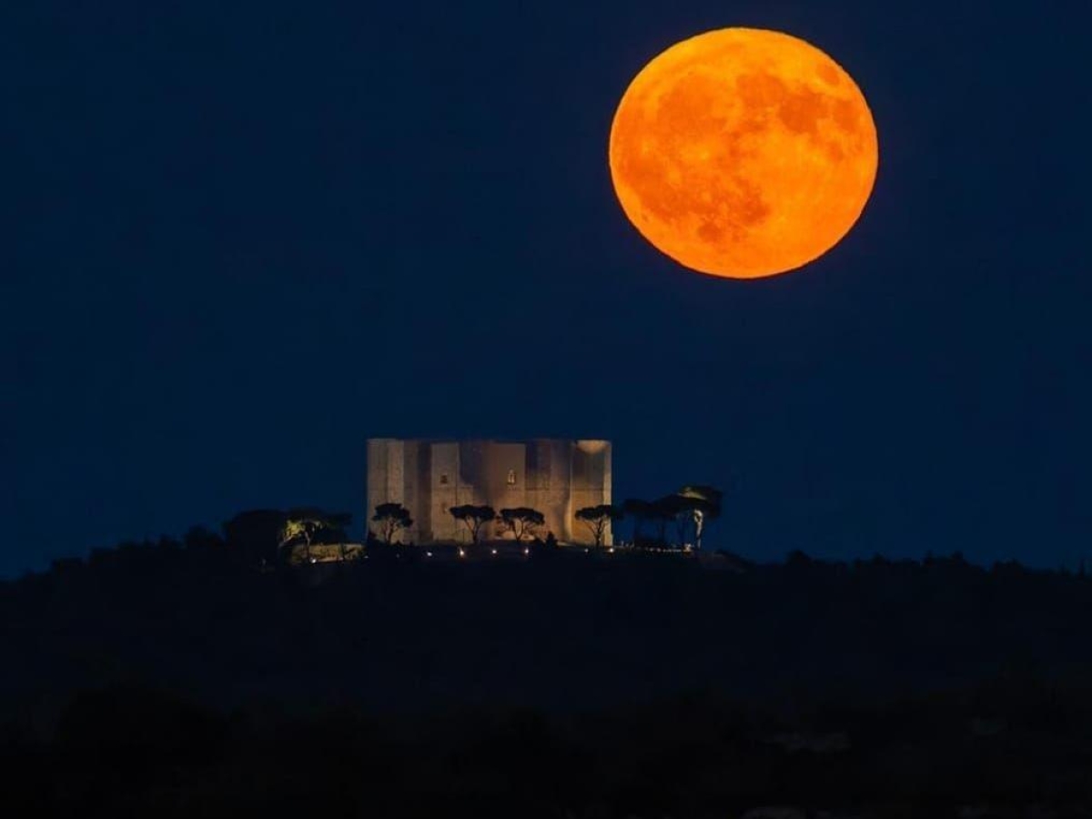 La luna rossa illumina Castel del Monte: lo scatto scelto dalla Bbc fa il giro del mondo