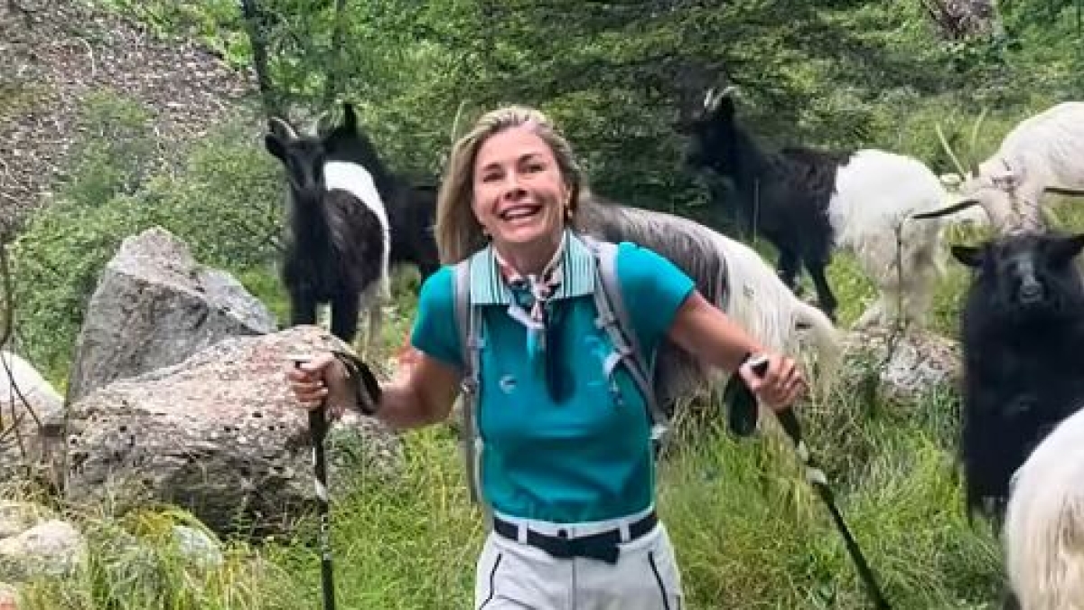 Martina Colombari entra nel cast di «Ballando con le stelle»: l'annuncio con i primi passi di danza in mezzo alle capre